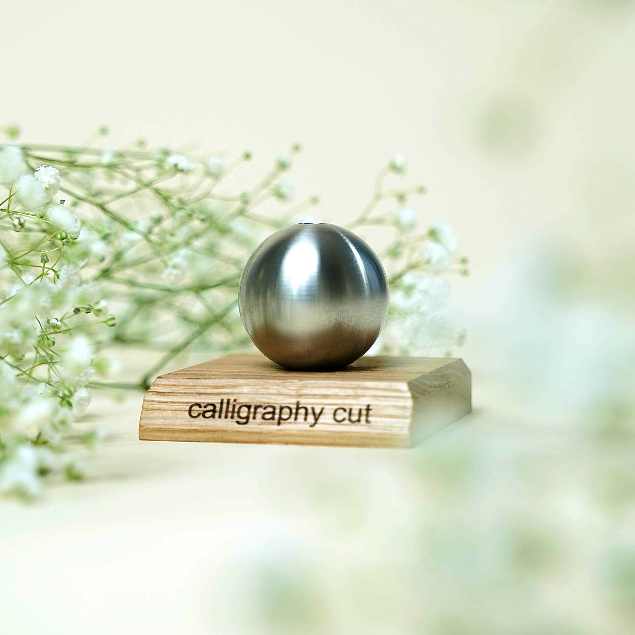 Präsentationsaufsteller Calligraph – Holz-Metall Silber