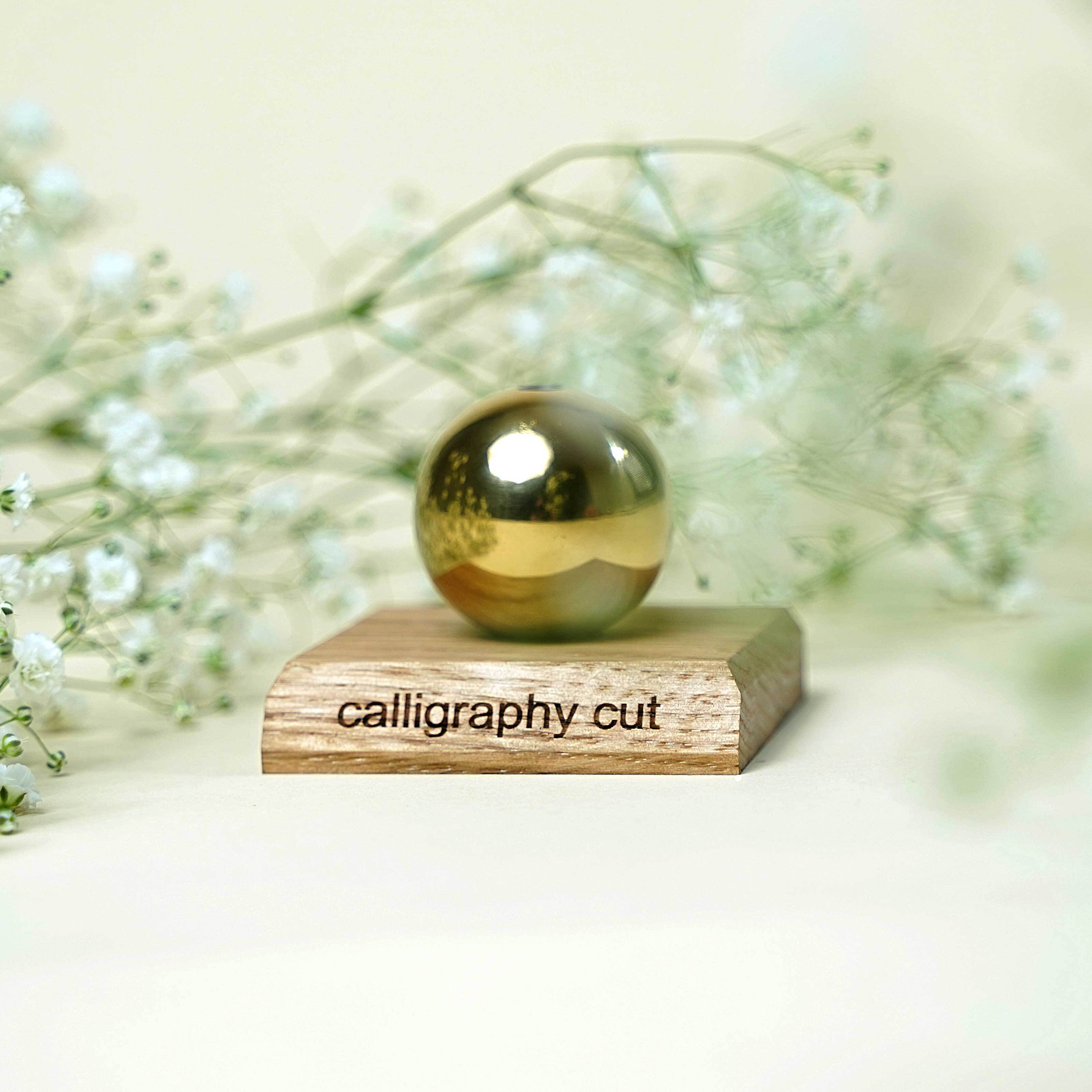 Präsentationsaufsteller Calligraph – Holz-Metall Gold