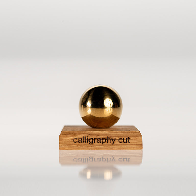 Präsentationsaufsteller Calligraph – Holz-Metall Gold