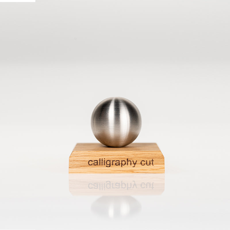 Präsentationsaufsteller Calligraph – Holz-Metall Silber